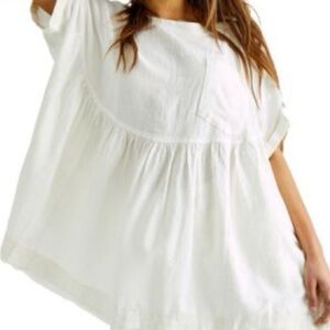 NWT Eesome Oversized Crisp White Top in small